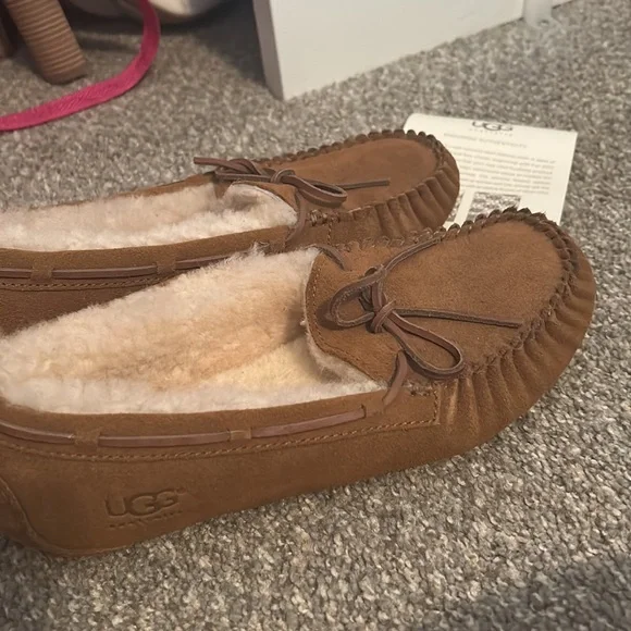 Women’s Dakota Uggs - Picture 3 of 4